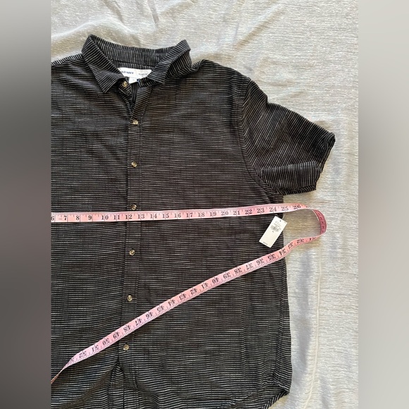 Old Navy Relaxed fit Short Sleeve shirt size XL - Picture 3 of 7